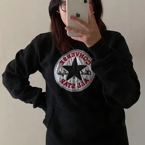 Converse All Star - En svart Converse hoodie i storlek S. Eventuell frakt betalas av köparen 