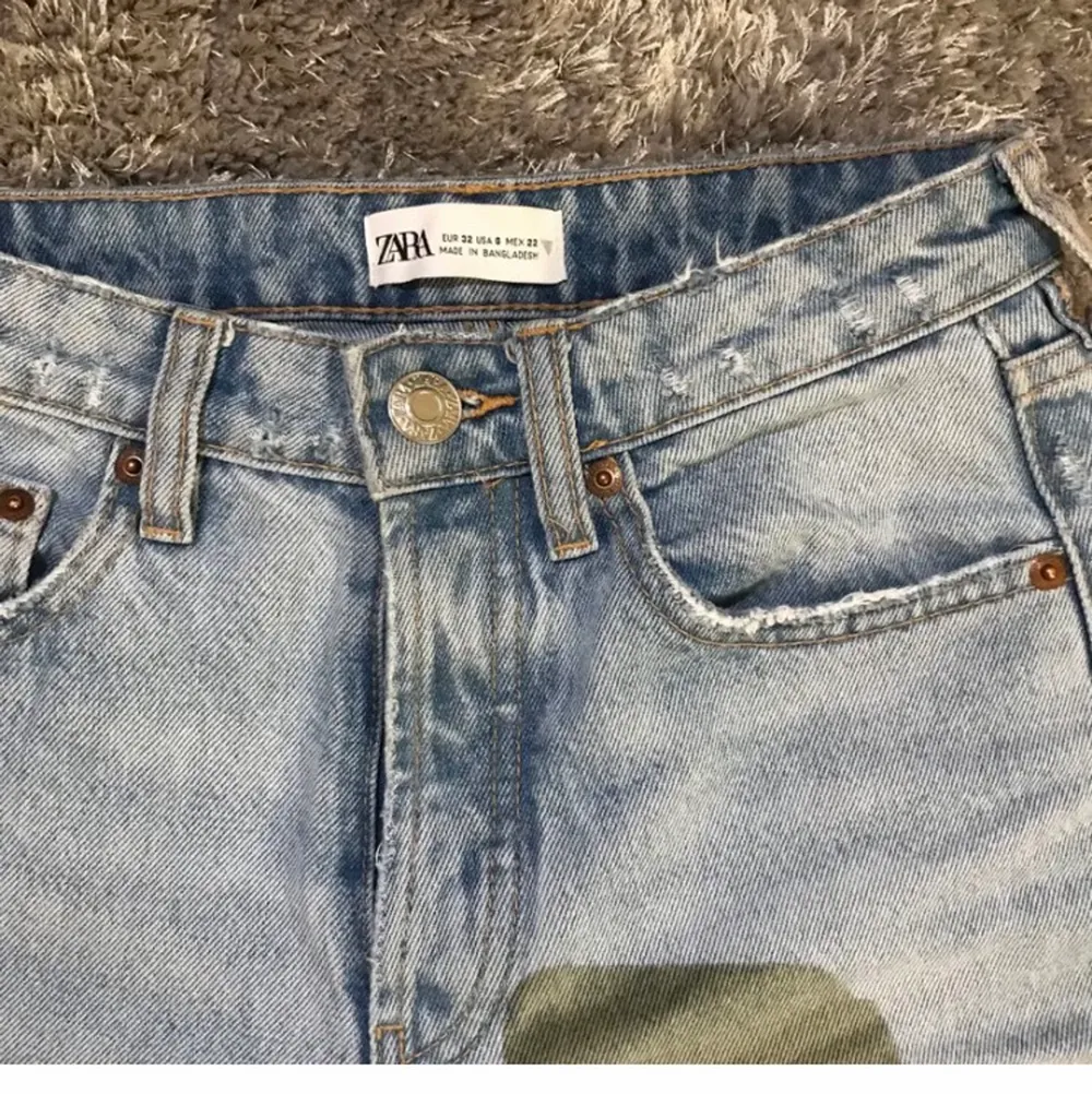 Säljer dessa jötte fins byxor som är jätte snygg. Säljer pågrund av att dom är för stora 🤍 säljer för 450 men kan diskutera priset. . Jeans & Byxor.