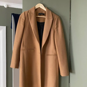 Kappa från Zara - Världens snyggaste kappa från Zara i storlek S. Använd fåtal gånger, ser ut som ny. 