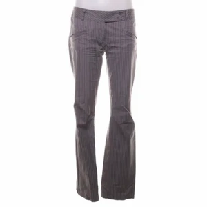 Kostymbyxor - Grå, lågmidjade kostymbyxor som är köpta från Sellpy. Skitsnygga och väldigt bra skick men är tyvärr för stora för mig💘