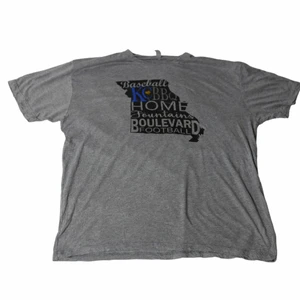 Home - Vintage T-shirt  - En riktigt Nice svart och grå tröja som är köpt på en amerikansk thriftstore. Har ett glittrigt tryck som är svart över de flesta ställena. Den är lite baggy och därför perfekt att köra som oversized.