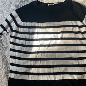 Randig tröja ZARA - Randig tröja från ZARA i storlek S, passar också XS. På sista bilden (bild 3) kan man se en liten defekt! För mer bilder kontakta mig!💗