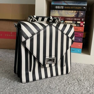 Randig zara väska - Sparsamt använd zaraväska i svart o vitt. Supersnygg, bandet går att justera enkelt!