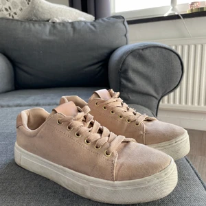 Sneakers i mocka  - Sneakers i ljus rosa mocka typ. Använda 2 gånger 