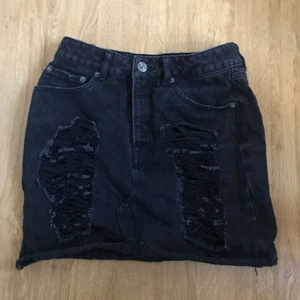 Kjol - Man kan se igenom hålen. Bra skick 