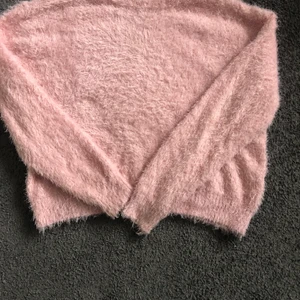 Tröja - Lurvig tröja, rosa , fint skick, inte använd jätte ofta