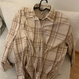 Skjorta oversized  - Skjorta i storlek Xs dam från Nelly 