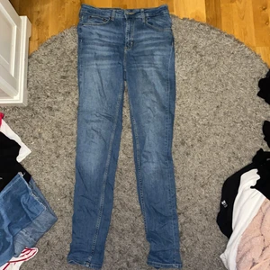 Jeans i fint skick - Helt vanliga fina jeans. Passar nog dig som är rätt så lång. Själv är jag 170 och de är något för låna för mig🥰  Storlek 38. 40 kr.