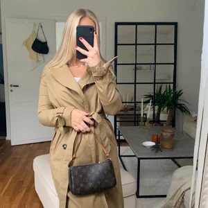 Trenchcoat storlek 34 - Säljer en superfin Trenchcoat i perfekt beige/camel färg. Storlek 34. Perfekt nu i höst men även till våren.🌸 Kommer från ett djur/rökfritt hem.