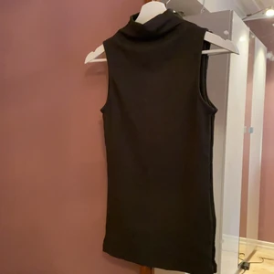 Polotröja  - Super snygg militärgrön tajt polotröja från Vila som tyvärr inte kommer till användning och söker nytt hem :)