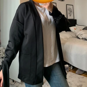 Svart kavaj  - Superfin lätt kavaj med rosetter!! Knöt inte rosetterna men det skulle vara superfint. Eller bara låta banden vara lösa. Supercoolt. Från Nelly 