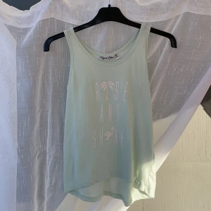 Red&blue blått linne med vit text  - Ett fint ljusblått linne med en vit text.