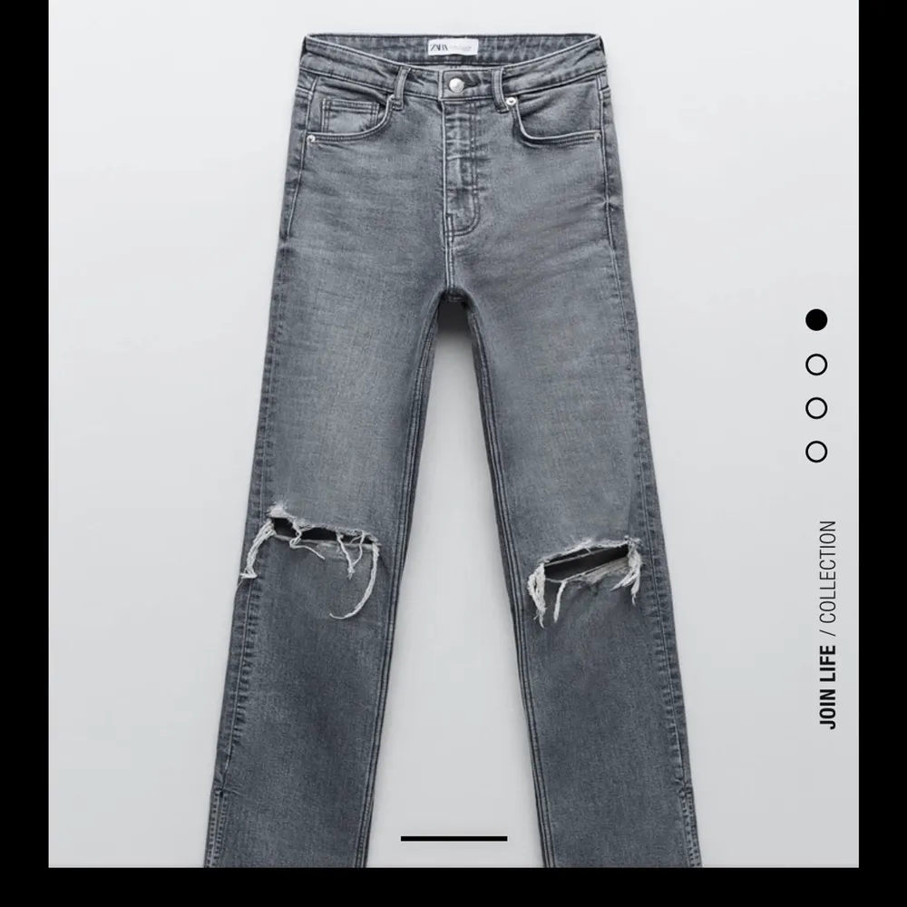 Grå split slim jeans från zara storlek 36, fint skick använda fåtal gånger, passar mig som har xs/s ⚡️⚡️. Jeans & Byxor.