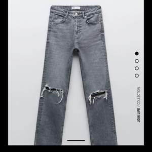 Grå split slim jeans från zara storlek 36, fint skick använda fåtal gånger, passar mig som har xs/s ⚡️⚡️
