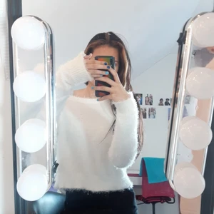 Fluffig tröja -  En super fin mjuk och skön tröja. Som används fåtal gånger. På tröjan står det att de är L men jag har xs och funkar super bra 