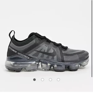Nike  - Säljer mina gråa vapormax har haft dom i 2 år nu. Använder inte skorna alls. Strlk 39 men bär 38 