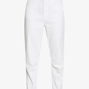 Vita mom jeans från NAKD, ungefär likadana som på bilden. Slutar vid vristen ungefär, aldrig använda🤍💕