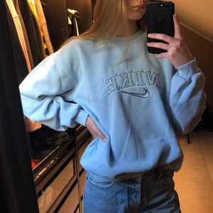 NIKE sweatshirt  - Säljer denna super fina äkta sweatshirt från NIKE i babyblå färg. Tröjan är i väldigt bra skick utan missfärgningar. Lappen med storleken finns tyvärr inte kvar på grund av små slitage som kommer med åren. Jag bär vanligtvis XS men denna töja skulle jag gissa är i storlek M med tanke på hur den sitter på mig. Skriv för mer information om t.ex. mått för att tröjan ska passa så bra som möjligt.