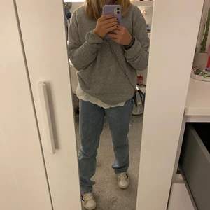 Grå stickad tröja - Säljer denna snygga gråa stickade tröjan ifrån vero moda. Den är i bra skick och använd få gånger. Den är perfekt nu när det börjar bli kallare. Den passar till väldigt mycket saker. Hör av er om ni har fler frågor💗 köparen står för frakten! Pris kan diskuteras 