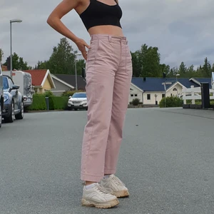 Rosa DRDENIM - Riktigt snygga ljusrosa byxor som tyvärr blivit för små för mig. Snygga utåtsittande sömmar vid fickor och de ger en väldigt slim figur. Lite korta i benen på mig som är 172cm lång. Köparen står för frakt.