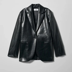 Skinnblazer weekday - Säljer denna skitsnygga blazer i skinnimitation från weekday (köpt på plick). Oanvänd, nyskick. Storlek 36. Köparen står för frakten (66kr)💞 Nypris hos Weekday är 800kr. Kontakta mig för fler bilder! Jag är 1,60 lång och upplever att blazern är något oversozed i modellen🥰