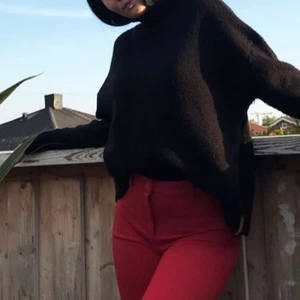 KOSTYMBYXA - Ett par kostymbyxor i en smickrande röd färg inför höstens nyanser i storlek Small🌹 använda 2 gånger. Croppad modell utan fickor.