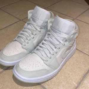 Air Jordan 1 Mid, Spruce Aura  - Säljer mina Air Jordan 1 Mid i färgen Spruce Aura. Skorna köptes sommaren 2020 men endast använda under en helg i Stockholm. St 38. Tvättas innan frakt och skickas spårbart mot fraktkostnad. Säljer pga behöver pengarna till flytt😆 Inköpspris: 1899 kr hos Ohmysneakers.se på Instagram. 