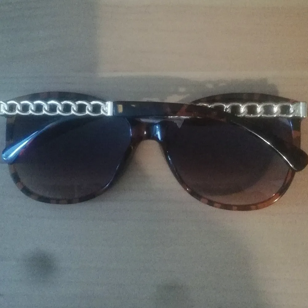 Snygga trendiga solglasögon i Vintage Style från Oriflame. Solglasögonen är ancnda ett par gånger men fortfarande i mycket fint skick. (Ordinariepris 149:-) OBS! Kan postas, (Jag ansvarar dock EJ för hur posten väljer att behandla varsam post) FASTPRIS: 45:- ink frakt 13:-. Accessoarer.