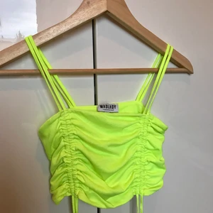 Topp från madlady  - Topp från madlady med dragsko. Jättesöt för fest! Storlek S, jag har s, ibland gränsar till M och den är liiiiite förliten, inte så jag inte får på mig den men hade rekommenderat tröjan till en liten S eller en XS.