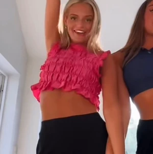 Rosa top - Jätte snygg rosa top perfekt till fest! Använd få gånger. Köparen strån för frakten. Bilderna är lånade 