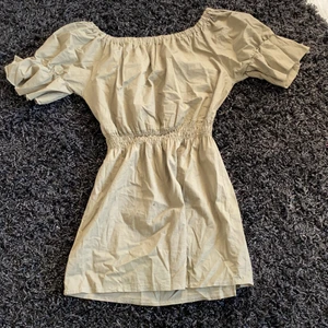 Klänning mörk grön  - Mörk grön klänning i jätte skönt material aldrig använd