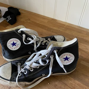 svarta converse - dom är lite smutsiga men hade tänkt tvätta dom innan säljning