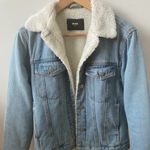 Bikbok jacka - Hej! Säljer en superfin jeansjacka med fluff från bikbok i nyskick då den knappt är använd. ❤️