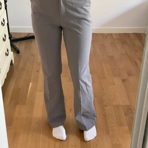 Kostymbyxor  - Säljer mina favorit byxor från en av  Linn Ahlborgs kollektioner med nakd. Sparsamt använda, sitter super bra och har en fin grå färg. 