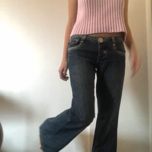 Bootcut jeans - Skitsnygga bootcut jeans köpta secondhand i modellen casual💜Dom är lite långa på mig som är 163cm. Storleken är 36. Det finns inga exakta mått men kan tänka mig att dom är W28L34