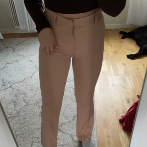 Bikbok kostymbyxor - Beige/rosa kostymbyxor. Nästan aldrig använda