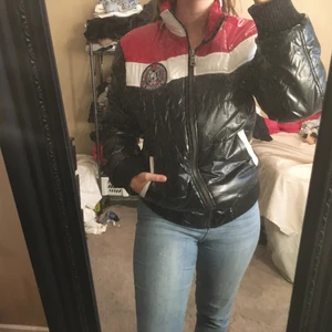 Dolce & Gabbana  - Dolce&gabbana jacka i storlek 48. Använd. Detaljer på kragen. Köparen står för frakten