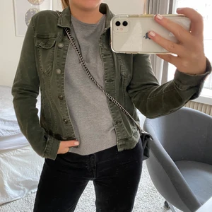 Militärjacka - En höstjacka i militärfärg från Nina Carter 💙 kommer inte till användning därav den säljs