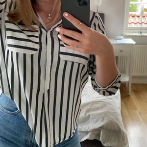 Skjortblus  - Jättefin skojirta i str S (jag har S/M)! Knappt använd så i nyskick. Köpt för ca 300 k!