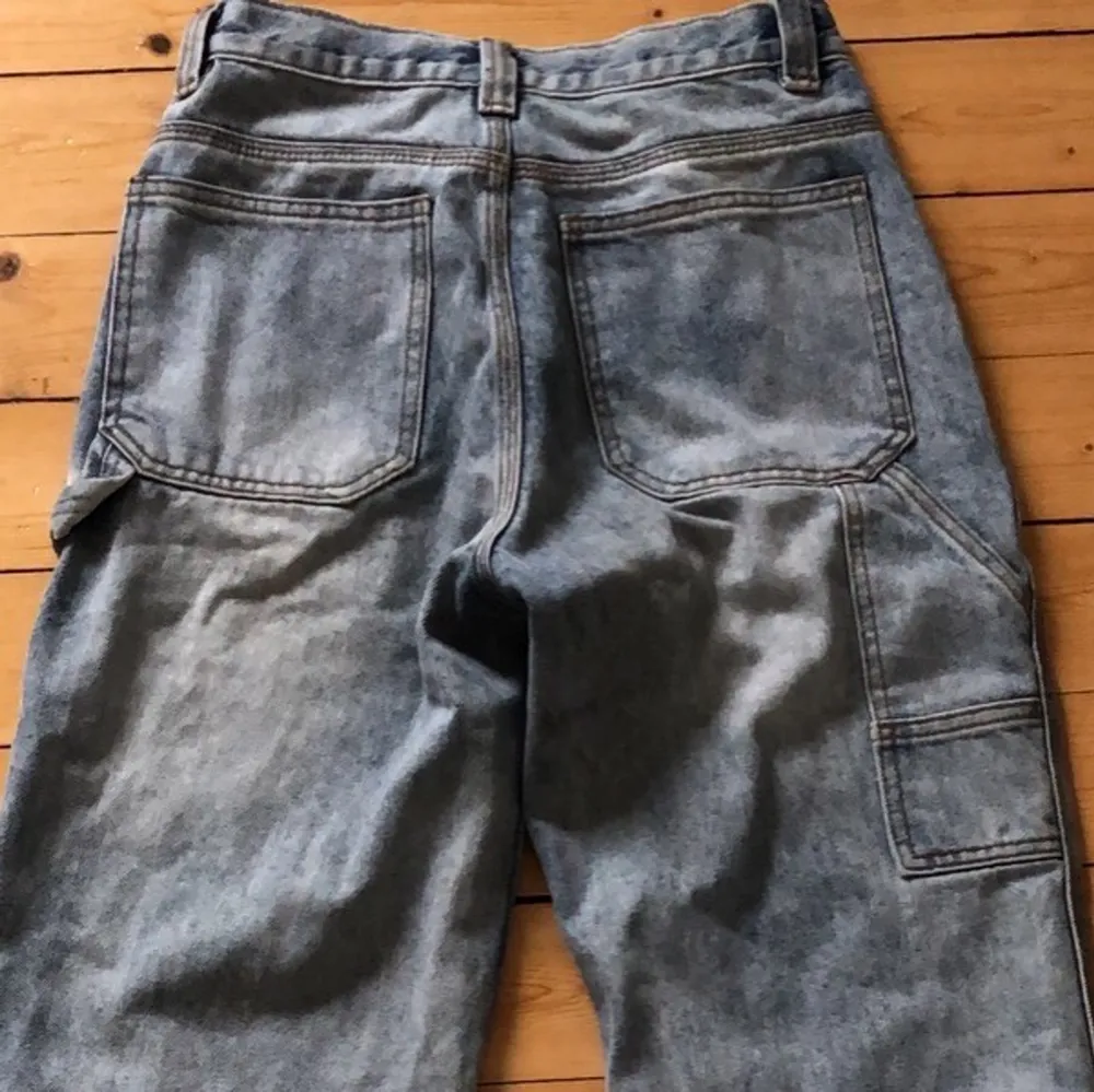Nästan helt nya super fina jeans från Brandy Melville. Använda Max 4-5 gånger och i bra skick. Ser något mörkare ut på mina bilder än vad dem är i verkligheten. St. S men dem kan även passa M. Aningen för långa för mig som är 168.     Nypris: 400       Frakt ingår inte. Jeans & Byxor.