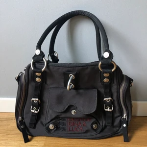 Väska från George Gina & Lucy - Väskan är i fint skick utom slitning/hål vid dragkedjan (se bild). Går att sätta på ett längre axelband om man vill :)