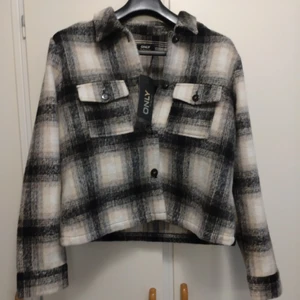 Kavaj jacka ifrån Nelly! -  Fin passform beige rutig storlek XL finns i centrala Östersund Jämtland och hämta..