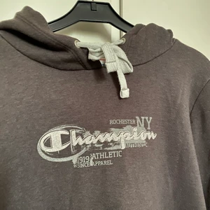 Grå championhoodid - En snygg champion hoodie i storlek L men skulle säga en M, använd några gånger bara☺️