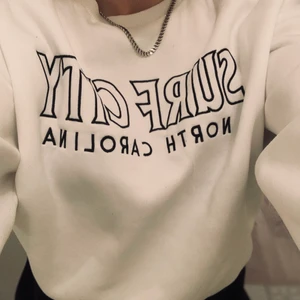 Oversized(!) sweater från SHEIN, Stl L - Fin kvalité och mjuk på insidan, som man ser på sista bilden är trycket på tröjan broderat. Passar storlekar mellan S-L skulle jag säga. Jättesnygg tröja men är livrädd för att använda vita plagg, därför säljer jag denna!                    