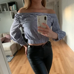 Off shoulder  - Säljer denna fina offshoulder tröjan från Zara i stl S✨ köparen står för frakt 