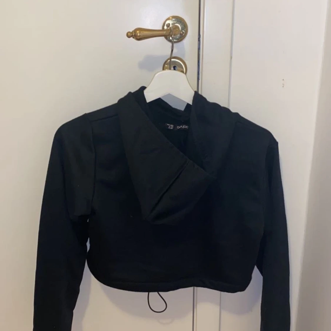 Croppad svart hoodie - 90