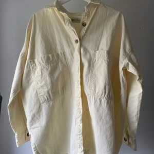 Tunn jacka - Ljusgul skjort jacka, knappt använd. Det är en storlek xs/s men den är väldigt oversized. Jag skulle rekommendera om du är en M eller liten L ;) Nypris 499kr ;)                                                                    Samfraktar gärna om du blir intresserad av något annat på min sida ;) 
