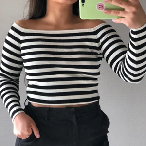 Randig tröja från H&M strl S - Svart/vit randig tröja från H&M i strl S, den är väldigt stretchig så passar säkert S-L💕 nästintill oanvänd. Köparen står för frakten💕