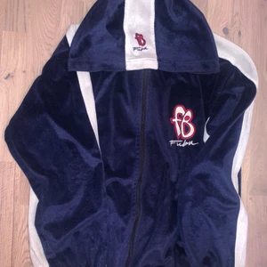 Vintage FUBU VELOUR HOODIE - Snygg fubu ziphoodie. Köpt från etsy, fint skick :) riktiga 90s hiphop vibbar 