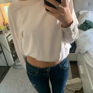 Weekday sweatshirt - Sweatshirt med asnice passform, storlek M men sitter perfekt oversizes på mig som vanligtvis har s. älskar den här tröjan men den kommer inte så ofta till användning!!❤️